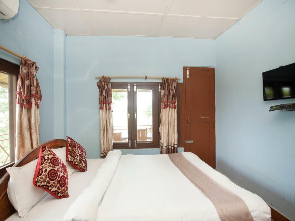 Spot On 486 Hotel Holy Lodge Sauraha Buitenkant foto