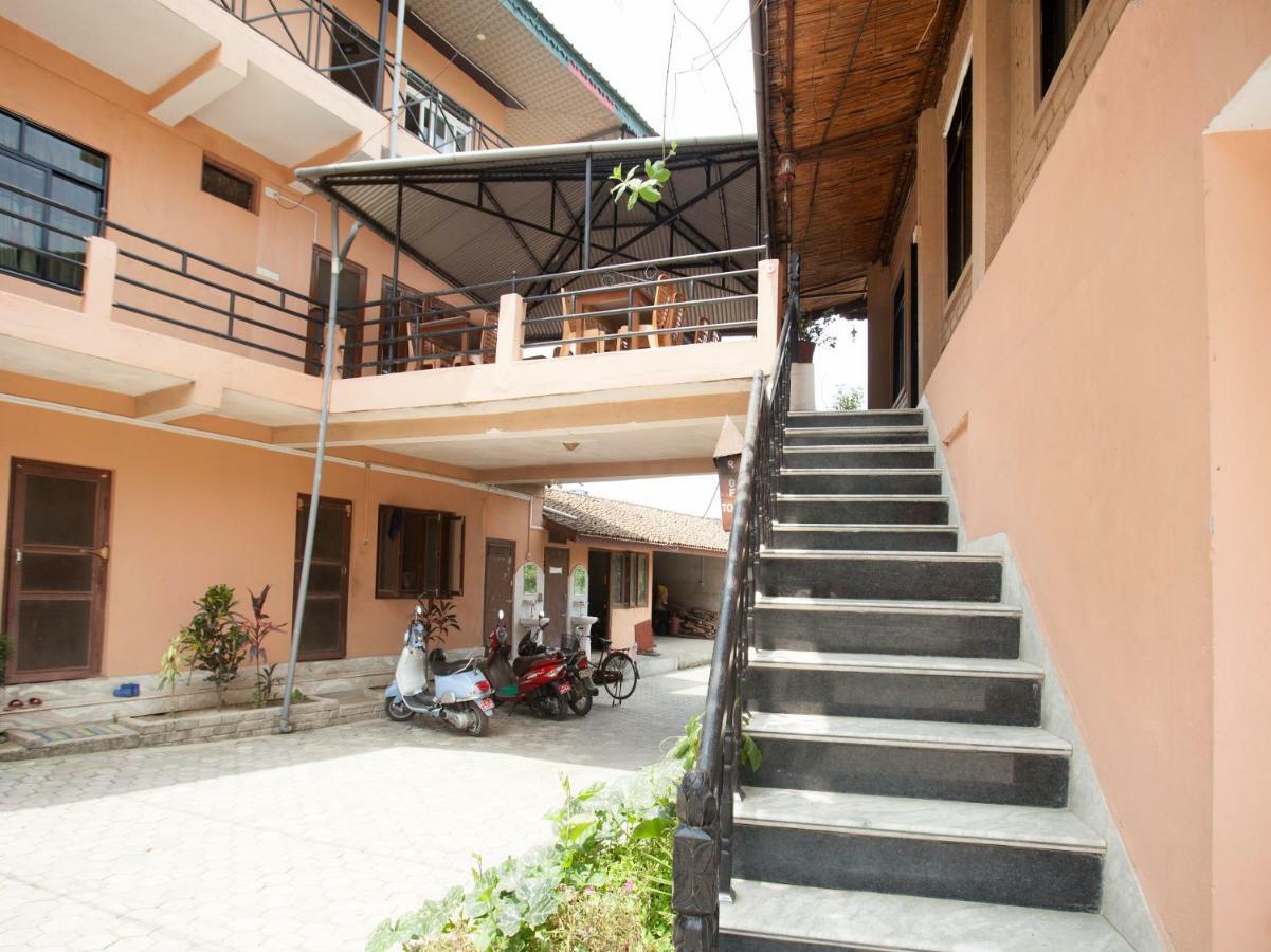 Spot On 486 Hotel Holy Lodge Sauraha Buitenkant foto