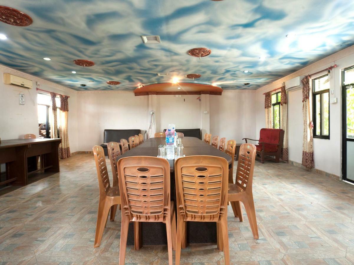 Spot On 486 Hotel Holy Lodge Sauraha Buitenkant foto