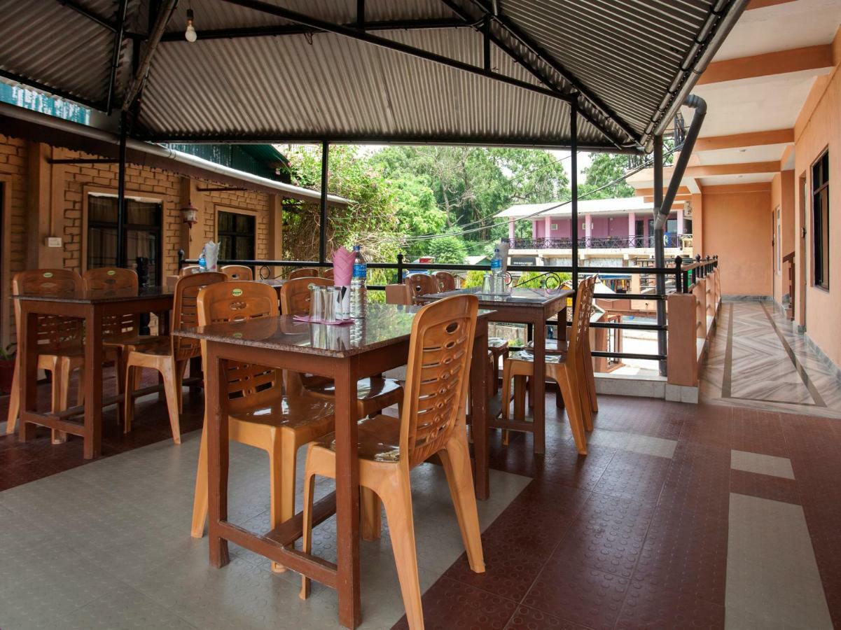 Spot On 486 Hotel Holy Lodge Sauraha Buitenkant foto