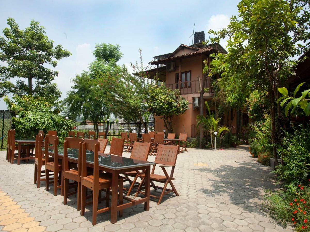 Spot On 486 Hotel Holy Lodge Sauraha Buitenkant foto