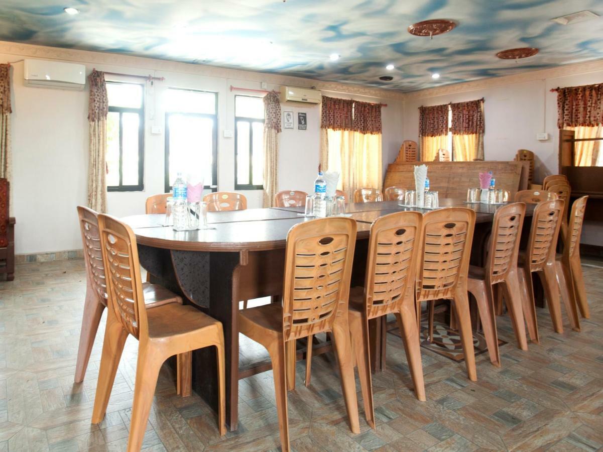 Spot On 486 Hotel Holy Lodge Sauraha Buitenkant foto