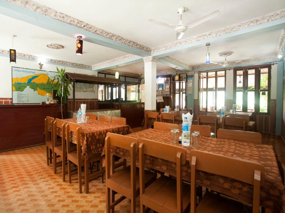 Spot On 486 Hotel Holy Lodge Sauraha Buitenkant foto