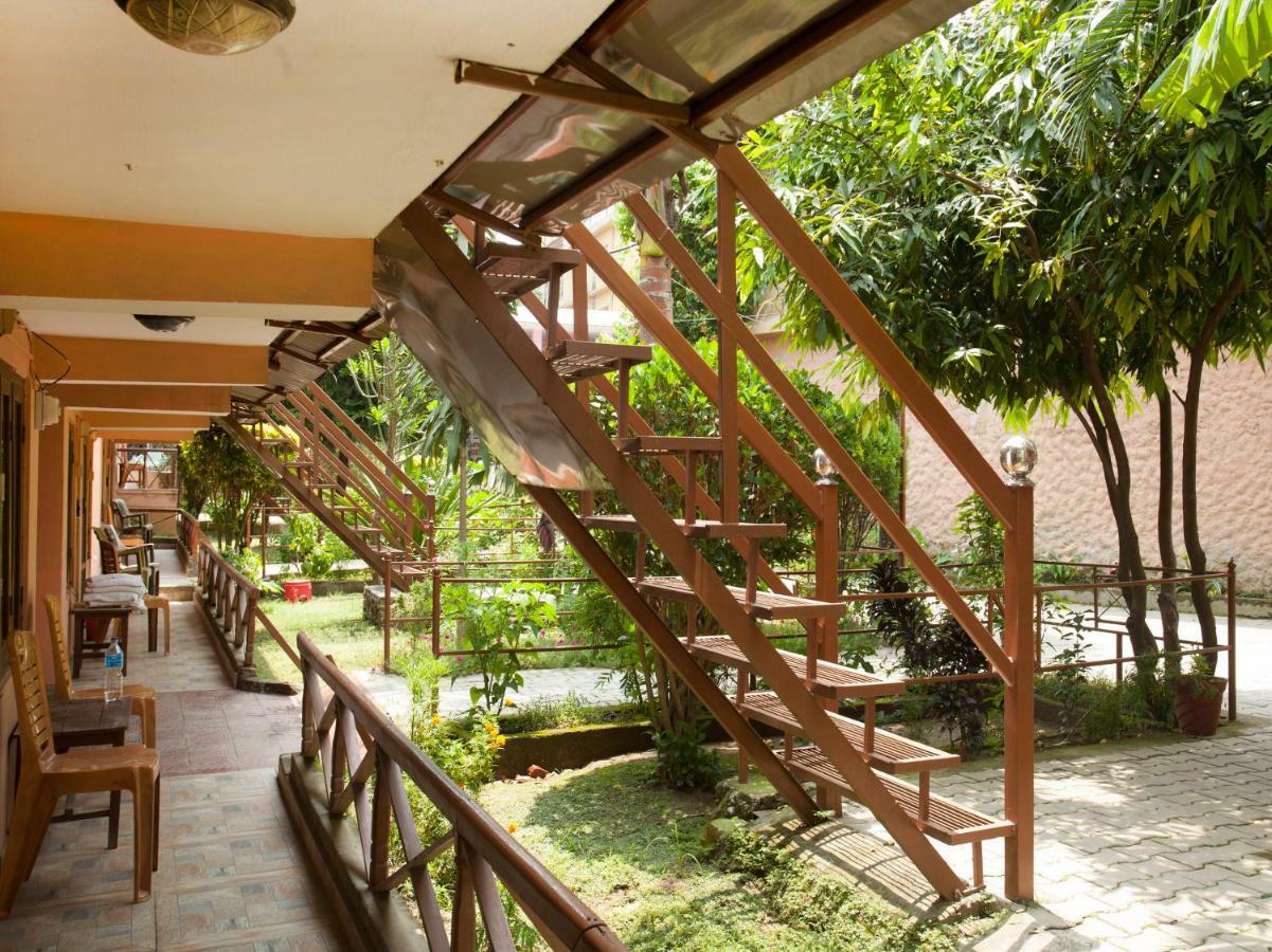 Spot On 486 Hotel Holy Lodge Sauraha Buitenkant foto