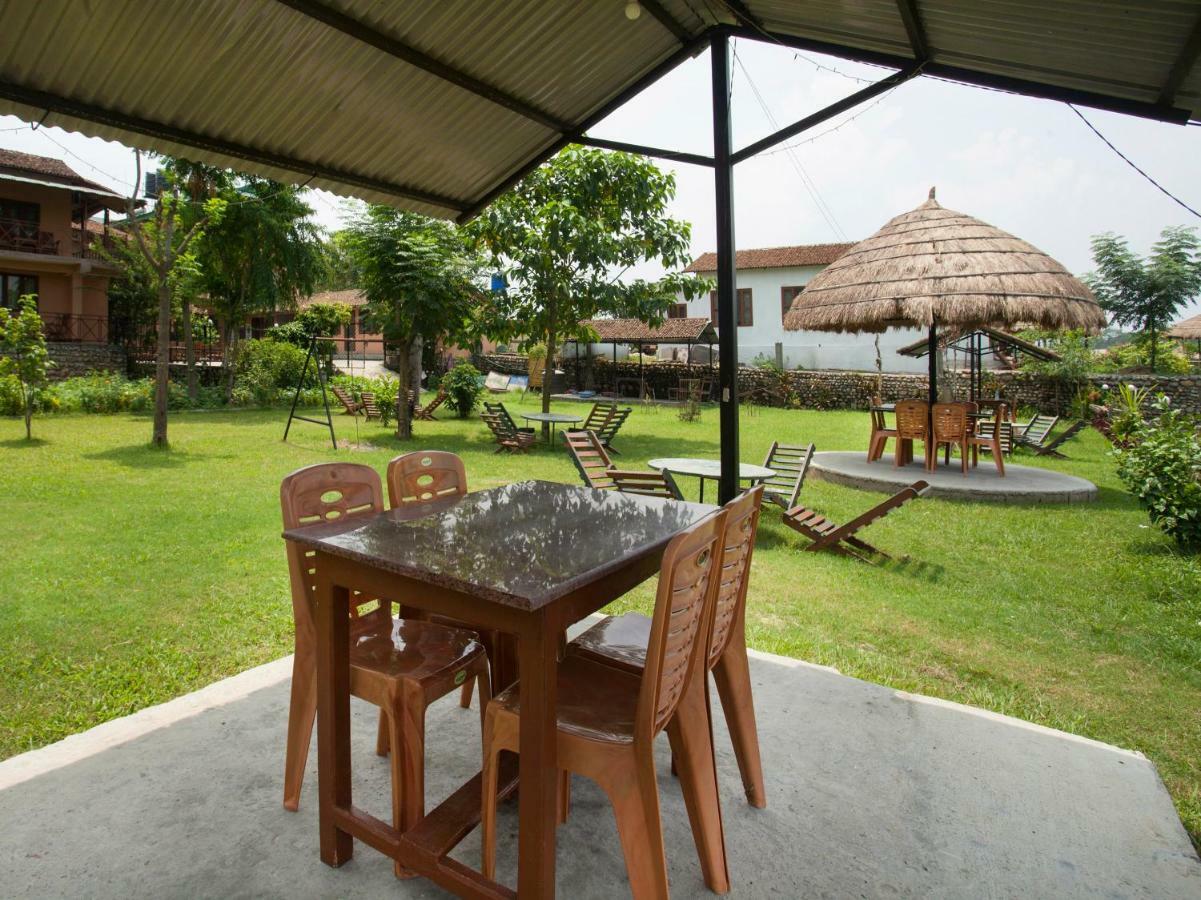 Spot On 486 Hotel Holy Lodge Sauraha Buitenkant foto