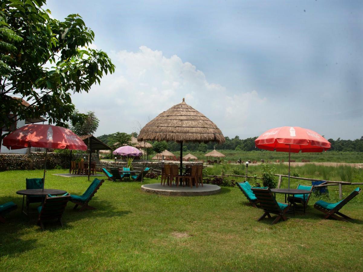 Spot On 486 Hotel Holy Lodge Sauraha Buitenkant foto