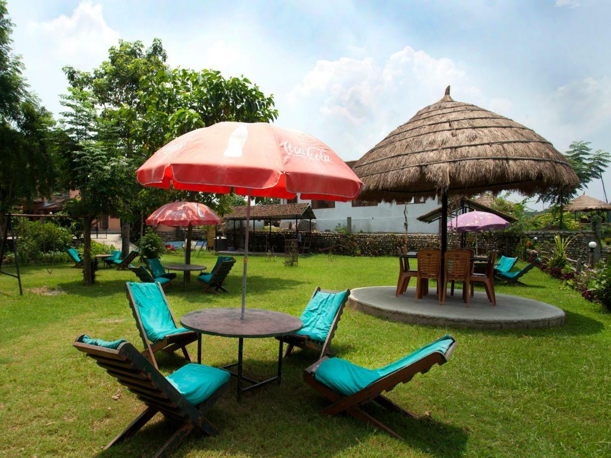 Spot On 486 Hotel Holy Lodge Sauraha Buitenkant foto