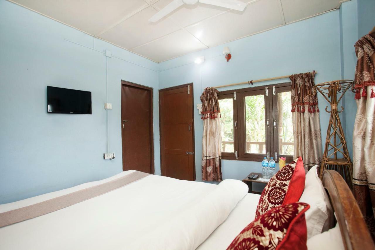 Spot On 486 Hotel Holy Lodge Sauraha Buitenkant foto
