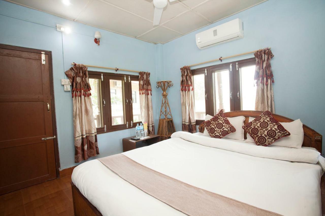 Spot On 486 Hotel Holy Lodge Sauraha Buitenkant foto